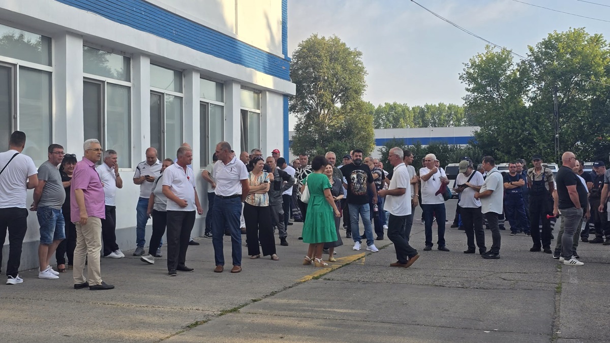 LIVE FOTO VIDEO Sute de angajați ai companiei de transport CT BUS, în PROTEST: Rectificarea bugetară nu rezolvă situația de aici, spun oamenii