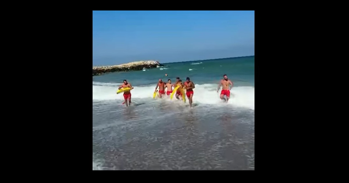 VIDEO Desfășurare de forțe pe plaja din Eforie: 6 salvamari s-au luptat cu valurile nemiloase și curenții pentru a smulge un adolescent din Topalu din ghearele morții