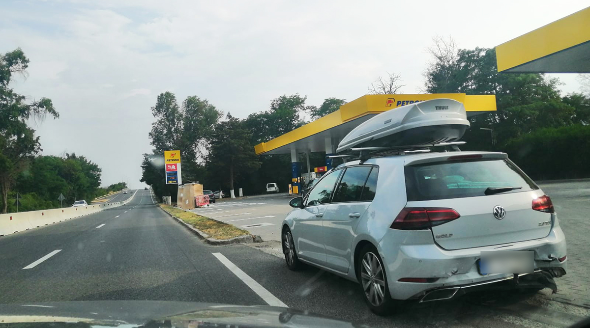 FOTO Două autoturisme s-au CIOCNIT în zona podului de la Neptun