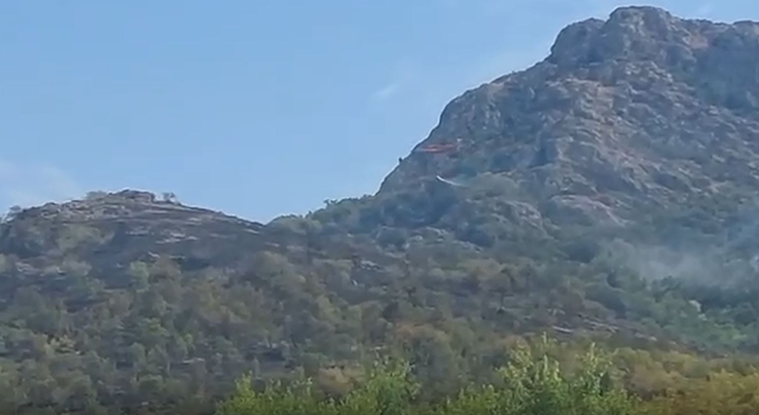VIDEO Incendiu de vegetație lângă comuna Greci: peste 82 tone de apă au fost aruncate de elicopterul Black Hawk