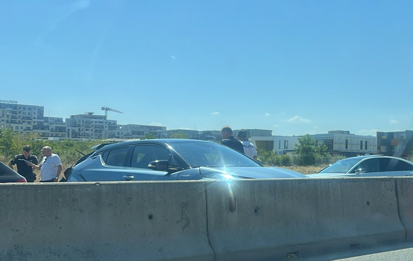 VIDEO Accident rutier pe bulevardul Tomis, în zona Tomis Plus. Două autoturisme s-au ciocnit