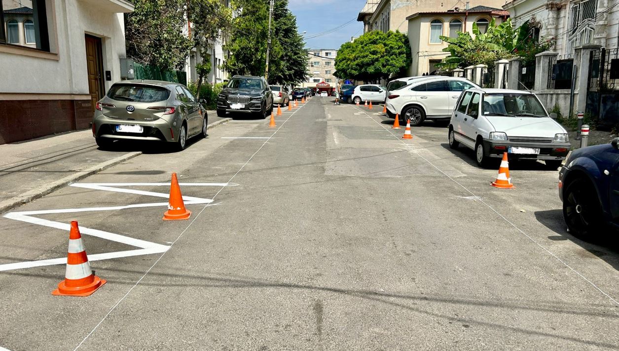 Atenție șoferi: sens unic și parcare pe ambele părți pe strada Mihail Kogălniceanu din Constanța