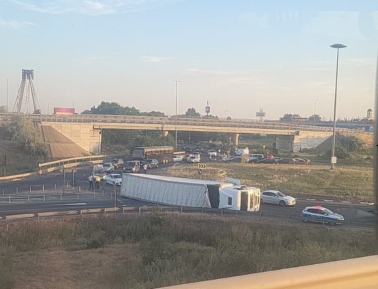 Accident rutier în Agigea: Un TIR încărcat cu sârmă s-a răstrunat. Sensul către Portul Constanța este BLOCAT