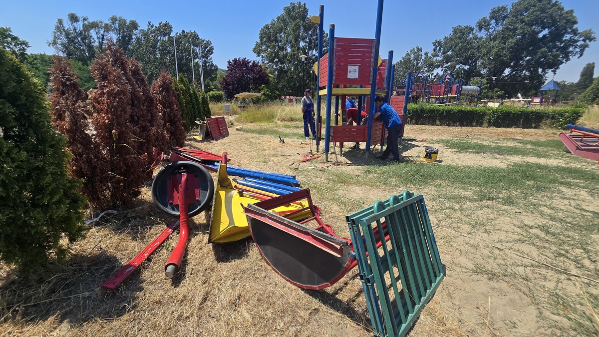 FOTO VIDEO Au început lucrările la locul de joacă Țara Piticilor din parcul Tăbăcărie. Toate elementele sunt scoase și vor fi înlocuite cu unele noi
