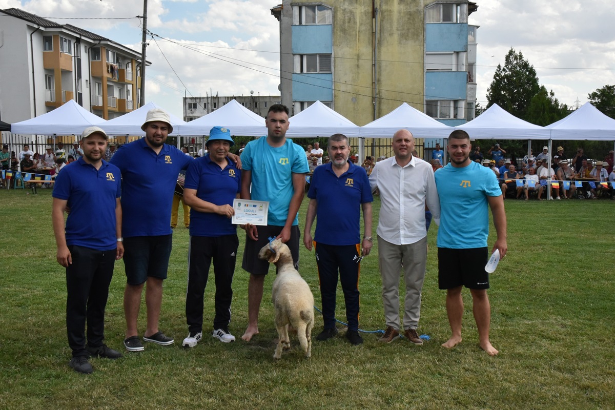 FOTO UDTTMR a organizat la Murfatlar sărbătoarea tepreș. Evenimentul a inclus și competiția de lupte tradiționale tătărești