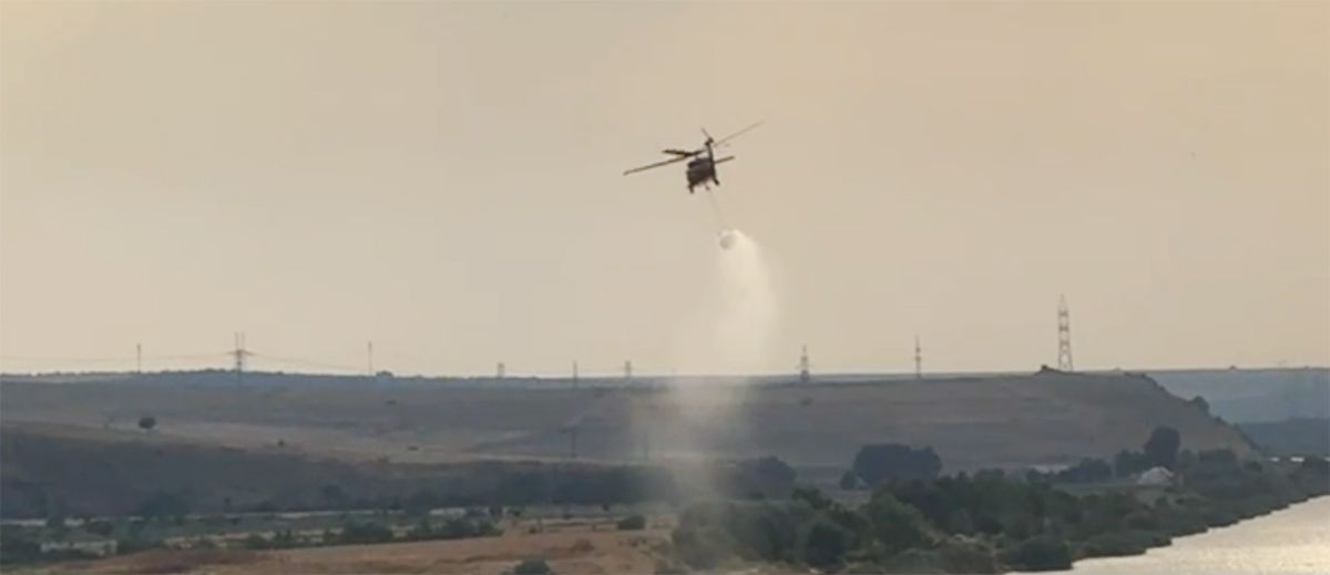 VIDEO S-a EXTINS incendiul pornit de la camionul cu baloți răsturnat la ieșire din Medgidia spre Peștera: Două elicoptere acționează pentru stingerea acestuia