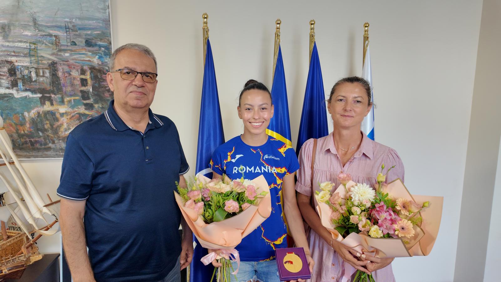 Atleta Alexia Dospin și antrenoarea sa Carmen Botea, felicitate de primarul Constanței pentru performanța de la Campionatul European de Atletism U23