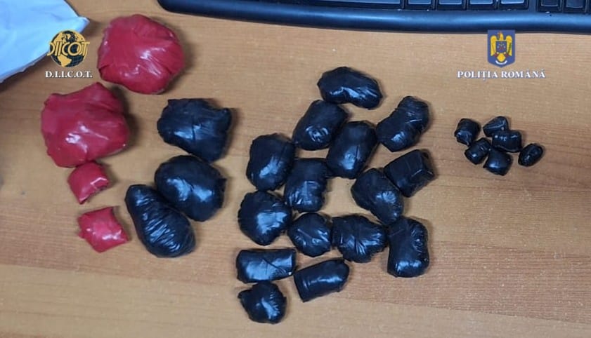 VIDEO Un traficant de 19 ani din Constanța și-a ÎNGROPAT marfa în diferite locuri din oraș: Mascații i-au găsit acasă kilograme de stupefiante