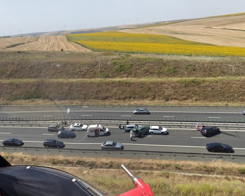 FOTO VIDEO Traficul de pe A2 a fost DEVIAT pe DN 22, în urma accidentului cu 7 autoturisme din zona localității Peștera