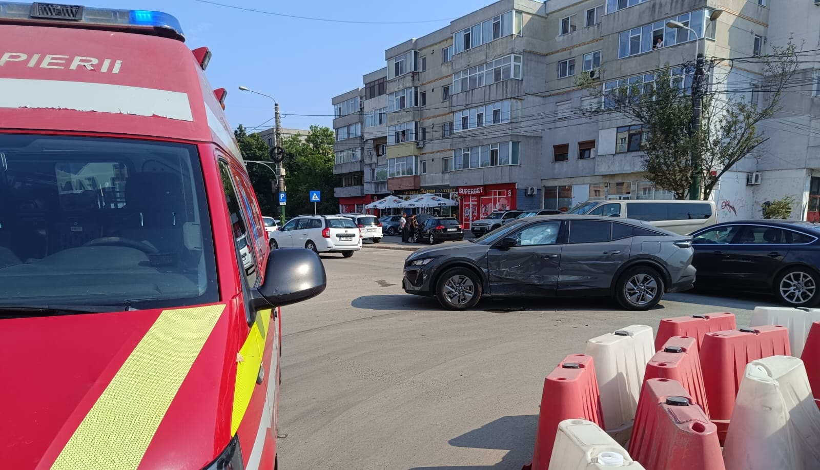 FOTO Constanța: Accident în sensul giratoriu de la CET. Două autoturisme s-au ciocnit
