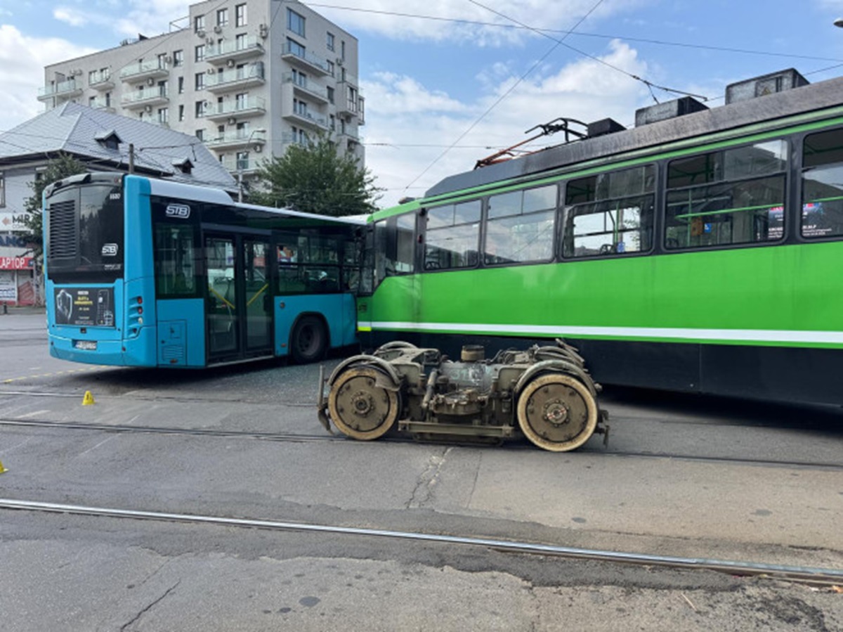 FOTO Accident TERIBIL, cu 11 răniți: Un tramvai și un autobuz s-au ciocnit! Au intervenit pompierii