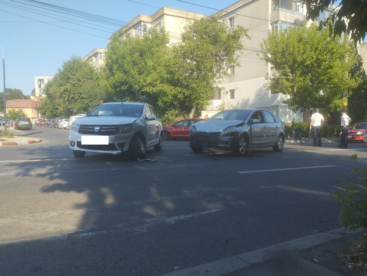 Accident aproape de Gara Constanța! Două mașini implicate. Unul dintre șoferi a ajuns la spital