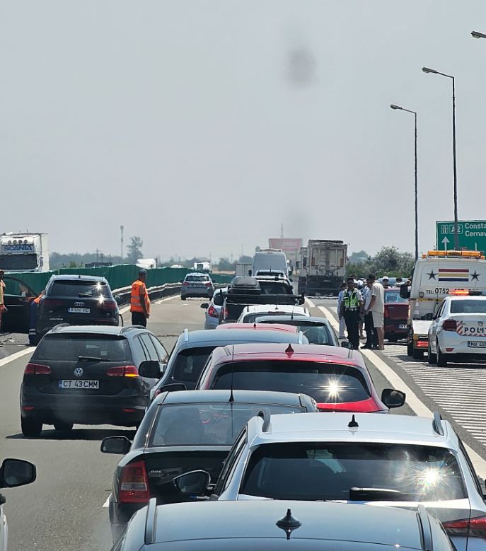 Al TREILEA accident de azi pe A2, de data aceasta cu 4 mașini! Patru persoane sunt rănite și două autovehicule BLOCHEAZĂ banda a doua