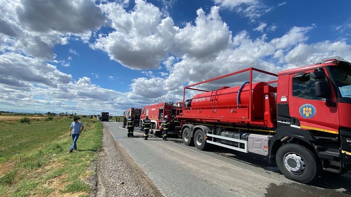 Un camion încărcat cu baloți a luat foc la ieșire din Medgidia, spre Peștera