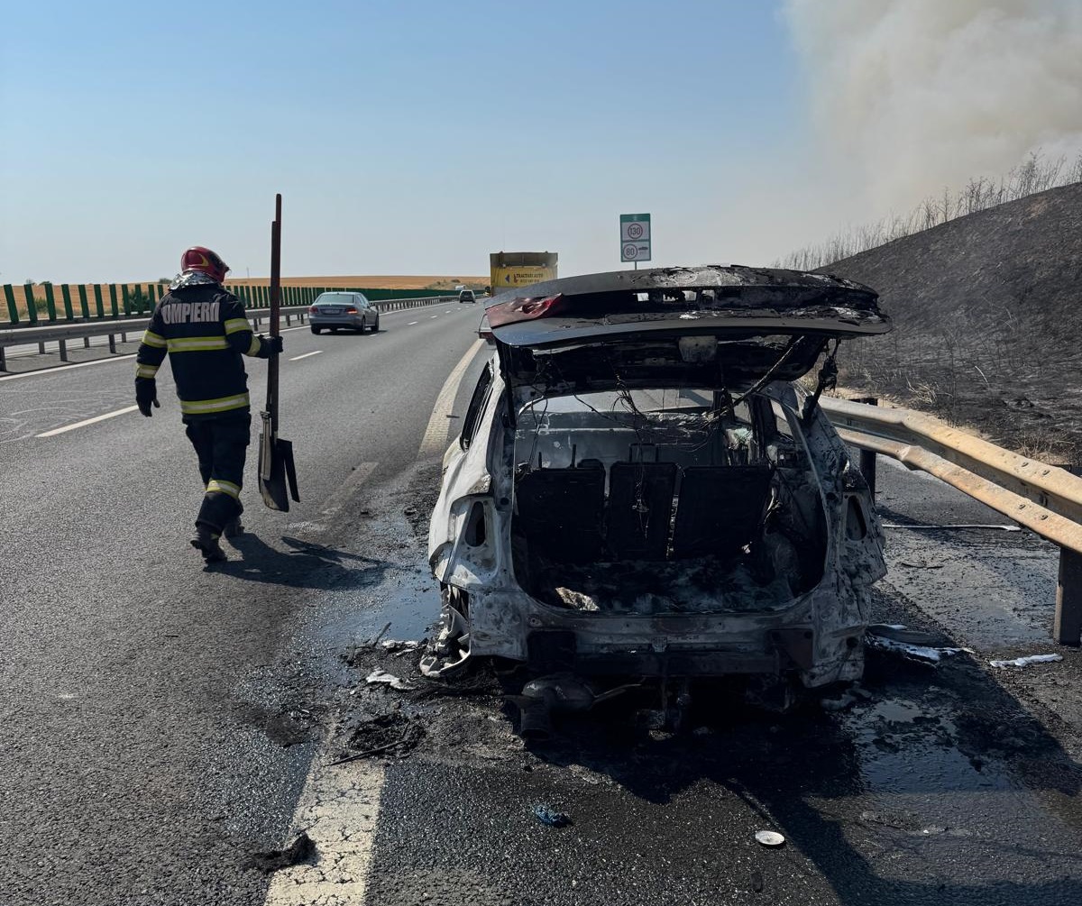 Incendiu pe autostrada A4, Ovidiu - Constanța! O mașină a ars în totalitate. Vezi aici care a fost cauza probabilă