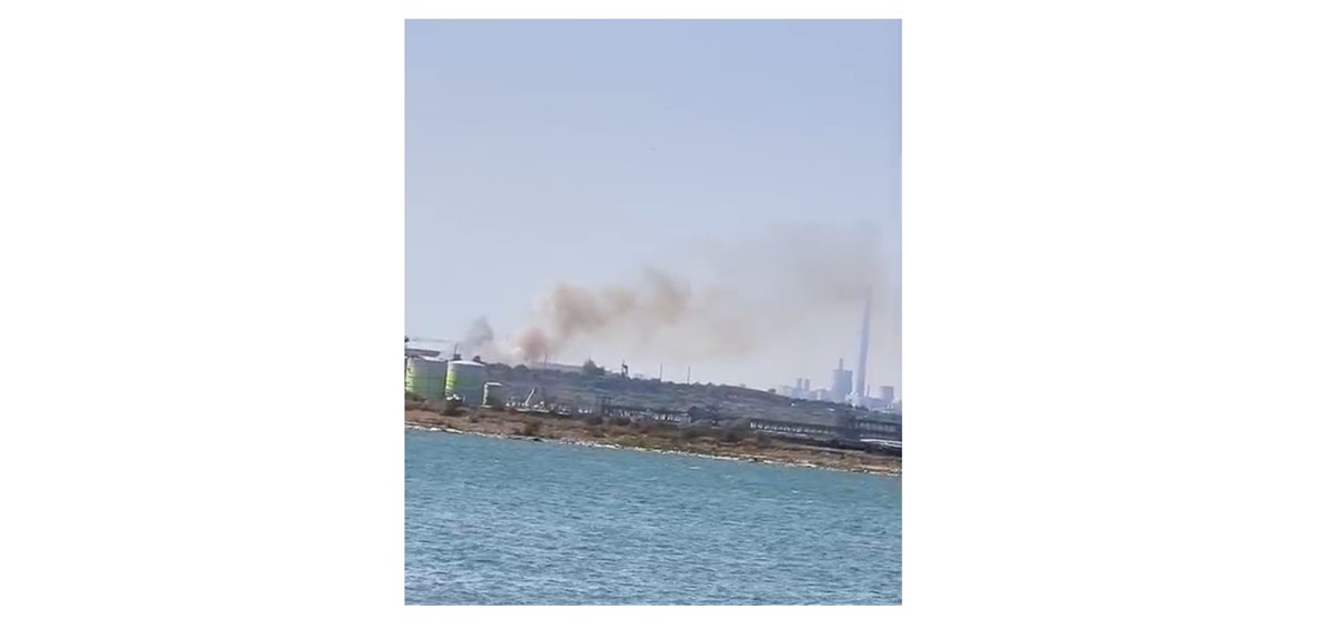 VIDEO Incendiu la intrare în Constanța, dinspre Agigea, vizibil de pe mare! Intervin autospecialele ISU Dobrogea și cele ale Oil Terminal SA