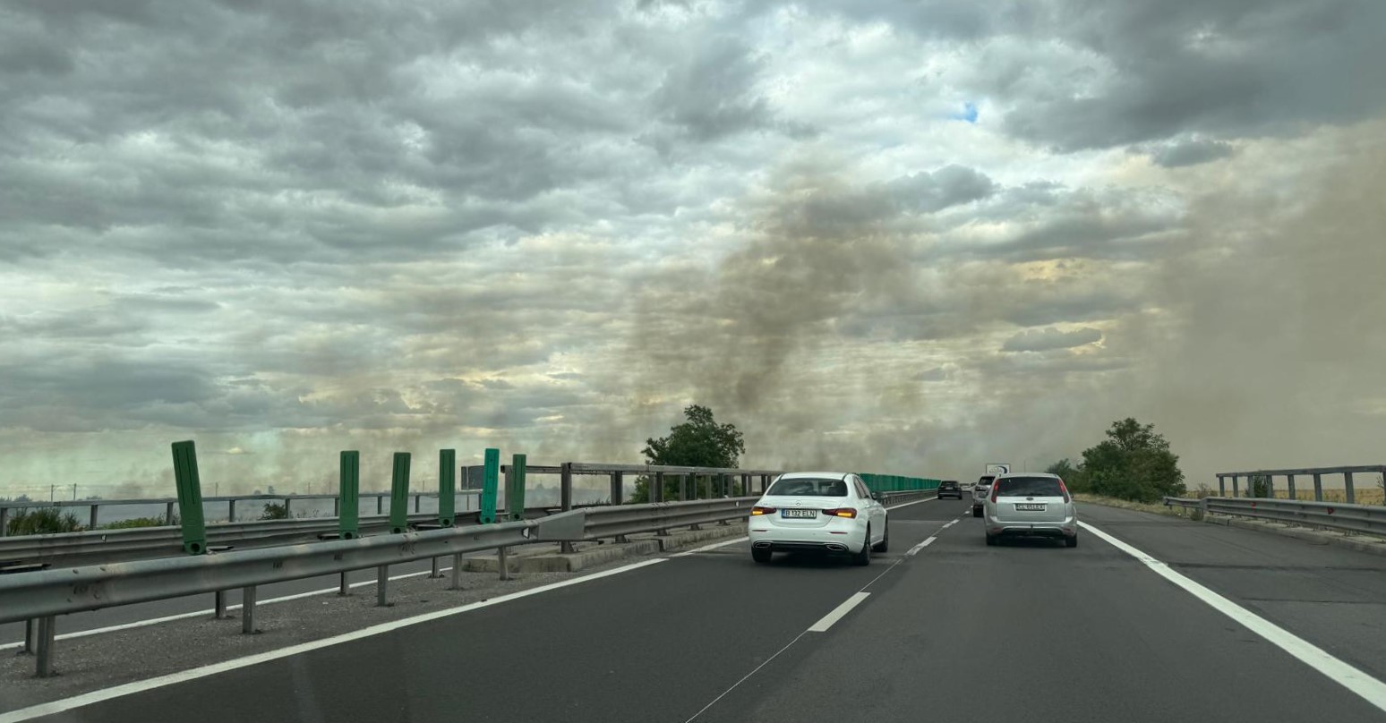 Un autoturism A LUAT FOC pe A2 București - Constanța! Traficul rutier a fost OPRIT