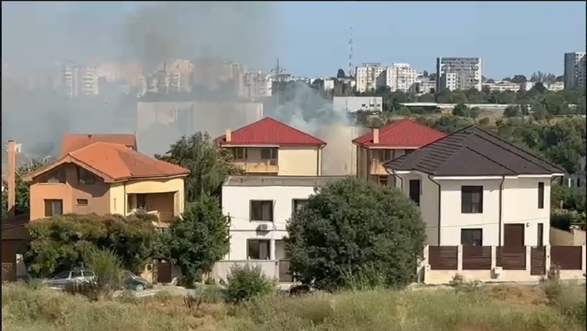 VIDEO Este PERICOL între case, la Constanța: Pompierii, chemați de urgență! Iată despre ce este vorba