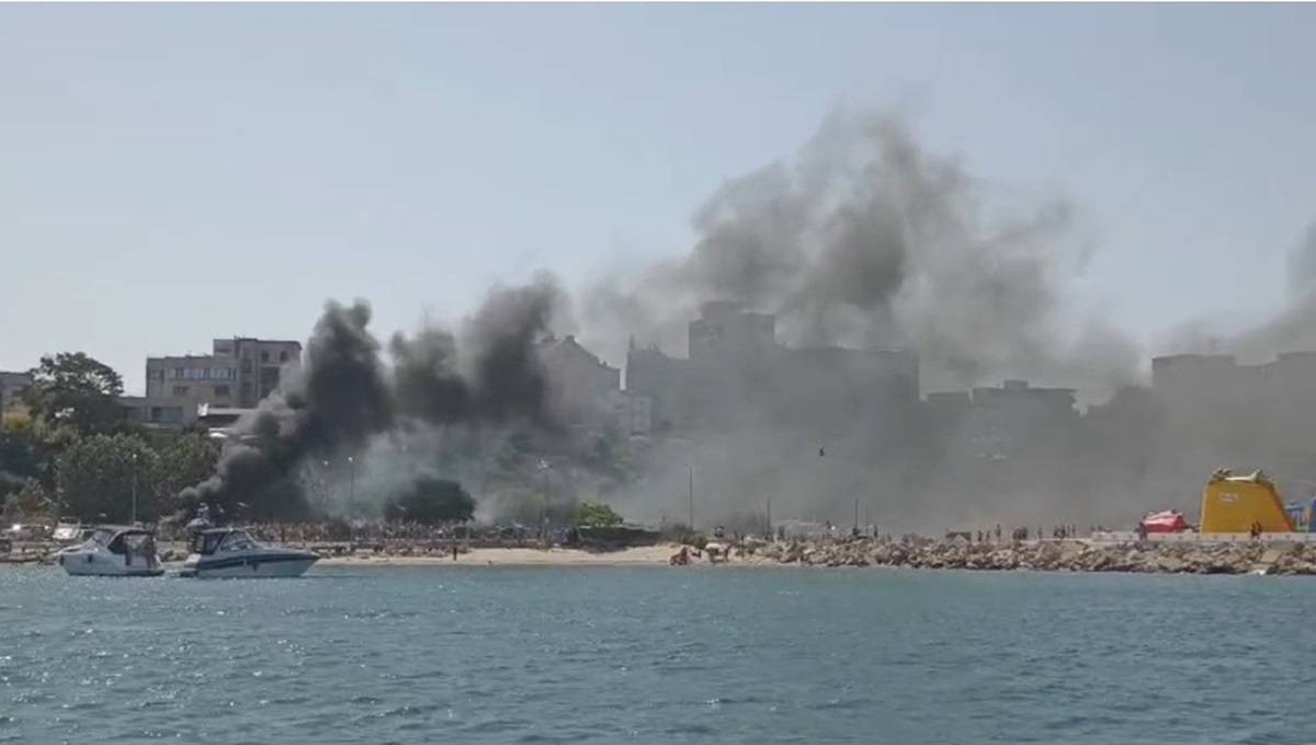 VIDEO Incendiu violent în Portul Tomis, aproape de Plaja Modern: Fum dens spre plajă! O persoană a ajuns la spital, cu arsuri de gradul 1, 2 și 3