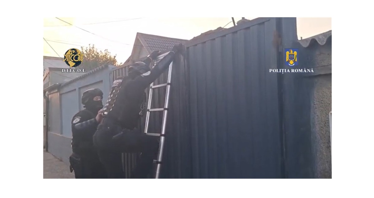 FOTO VIDEO Presupuși dealeri de narcotice de pe piața din Constanța, prinși de polițiști! Stupefiantele, ascunse în cele două autoturisme ale unuia dintre suspecți
