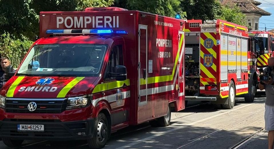 UPDATE Accident GRAV în localitatea Ștefan cel Mare! O persoană, captivă între fiare după ce s-au ciocnit un camion și o dubă