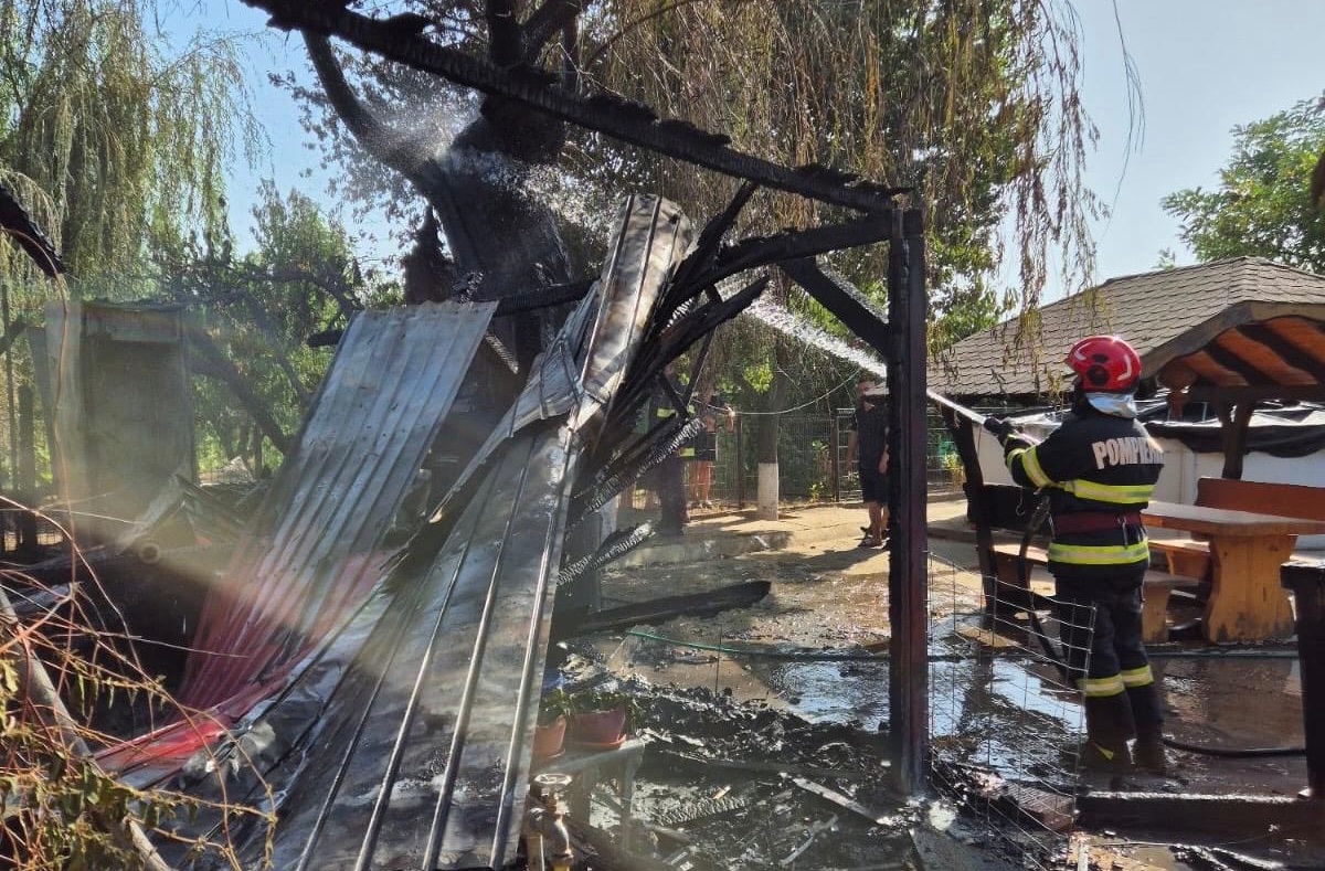 Dăeni pompieri incendiu casă