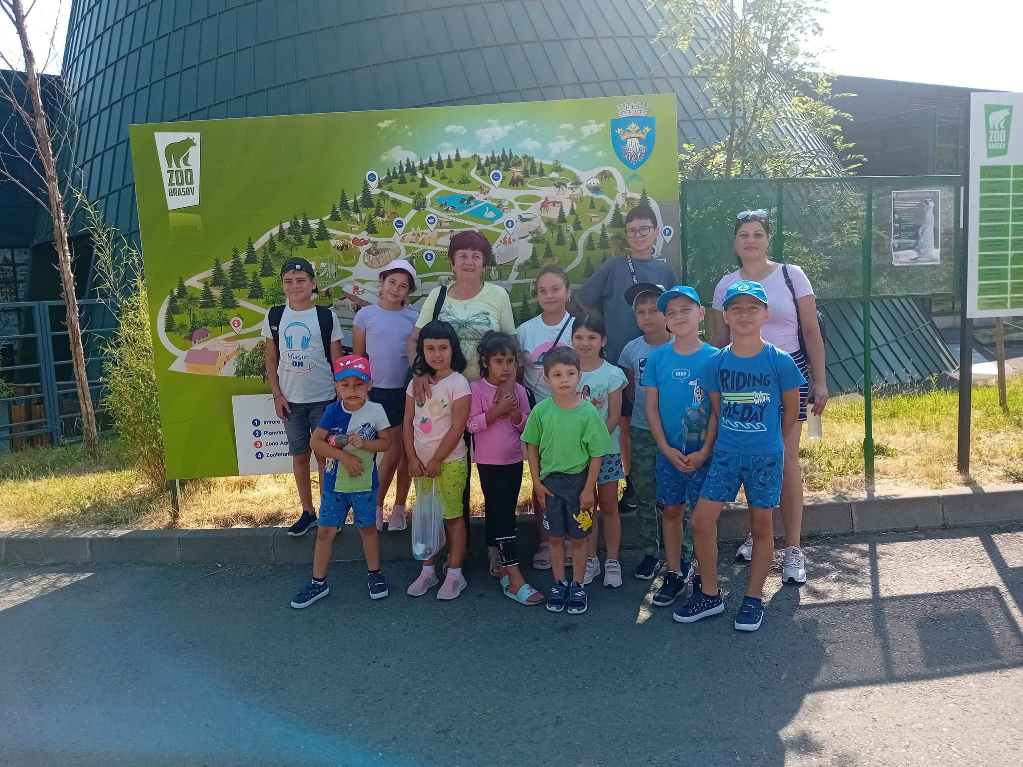 FOTO Tabără gratuită pentru copiii din Dumbrăveni oferită în urma unei sponsorizări atrase de primarul comunei: Sunt foarte fericiți, unii dintre ei au mers acum pentru prima dată la munte!