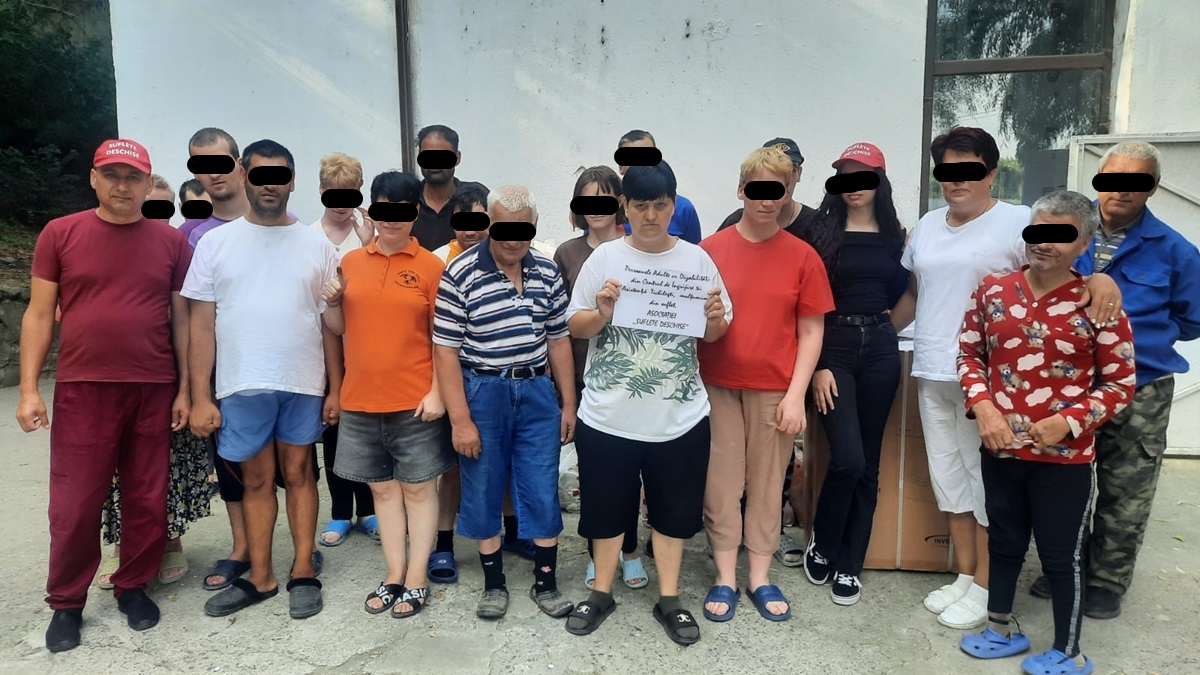Voluntarii Asociației Suflete Deschise aduc daruri de sărbătoarea Sfântului Ioan la Centrul Tichilești pentru Persoanele Adulte cu Dizabilități