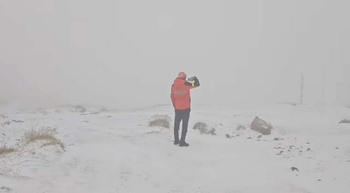 FOTO VIDEO Ninge la Vârfu Omu: Astăzi a fost cea mai rece zi de vară din august 2025
