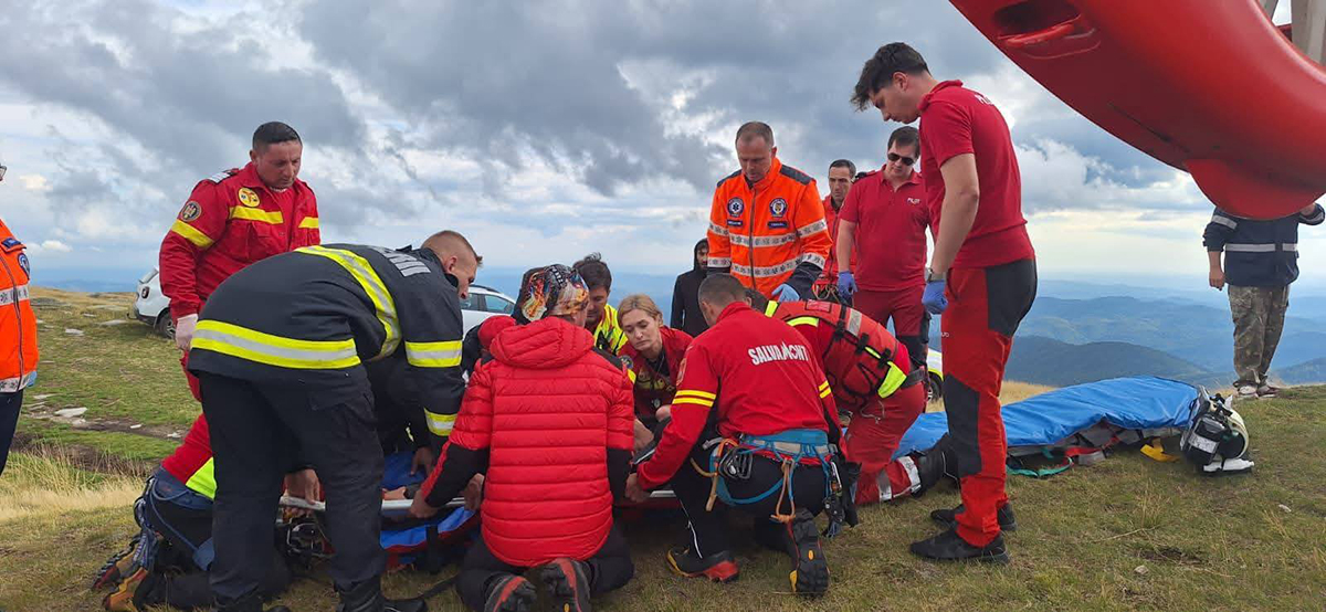 FOTO VIDEO TRAGEDIE fără margini: Patru tineri au MURIT, iar unul a supraviețuit miraculos după ce autovehiculul lor a căzut într-o râpă