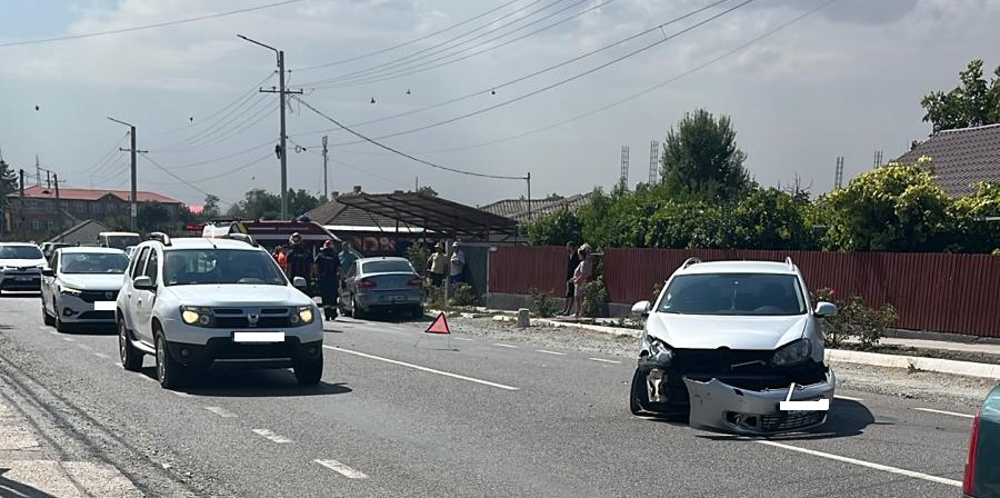 Accident în Amzacea: Două autoturisme s-au ciocnit frontal. Traficul este BLOCAT pe DN 38