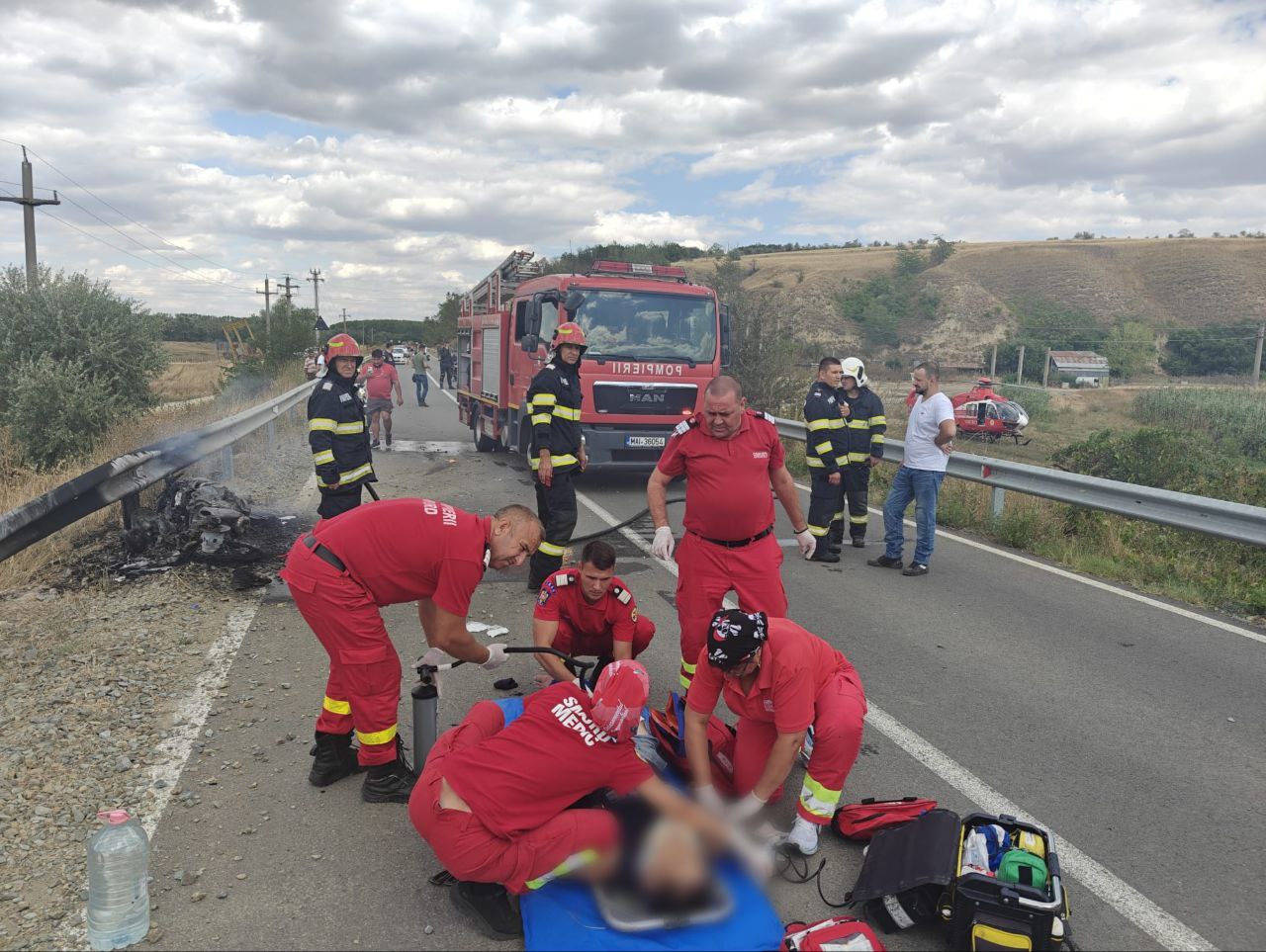 Două motociclete s-au ciocnit la ieșire din Rasova spre Aliman. Au luat foc după impact. Intervine elicopterul SMURD