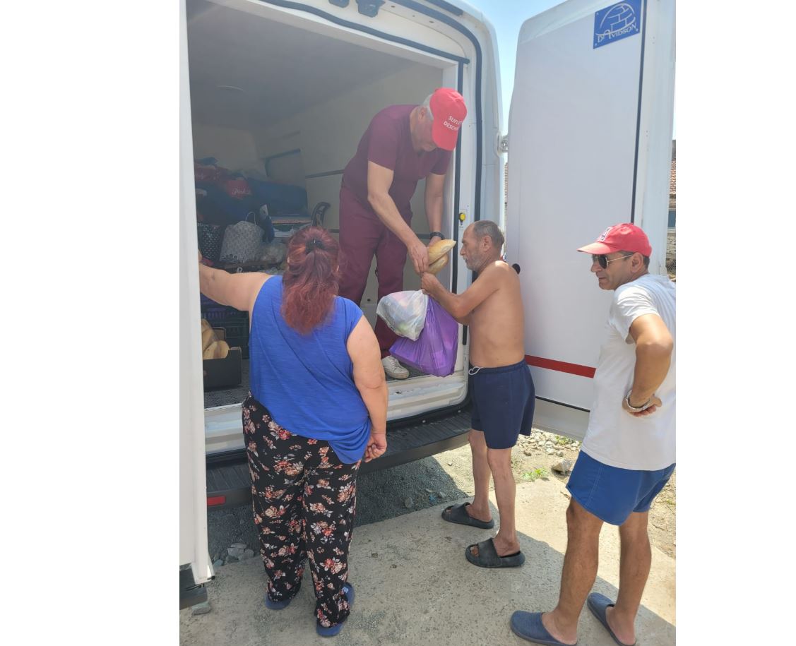 Solidaritate în Postul Maicii Domnului: alimente pentru familiile nevoiașe, oferite de voluntarii Asociației Suflete deschise