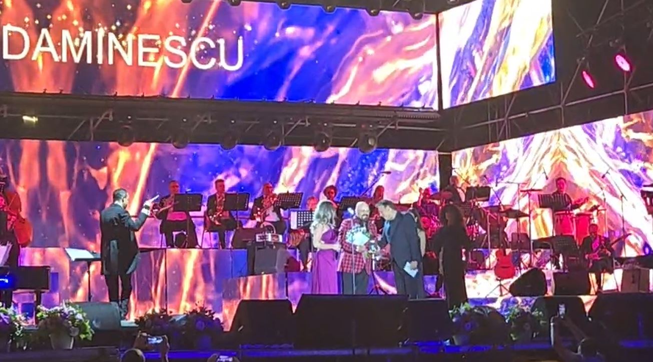 Cristina Sofia Damian a câștigat Trofeul Mamaia 2025 cu piesa intitulată Prima iubire ești tu: premiul a fost înmânat de președintele CJC, Florin Mitroi