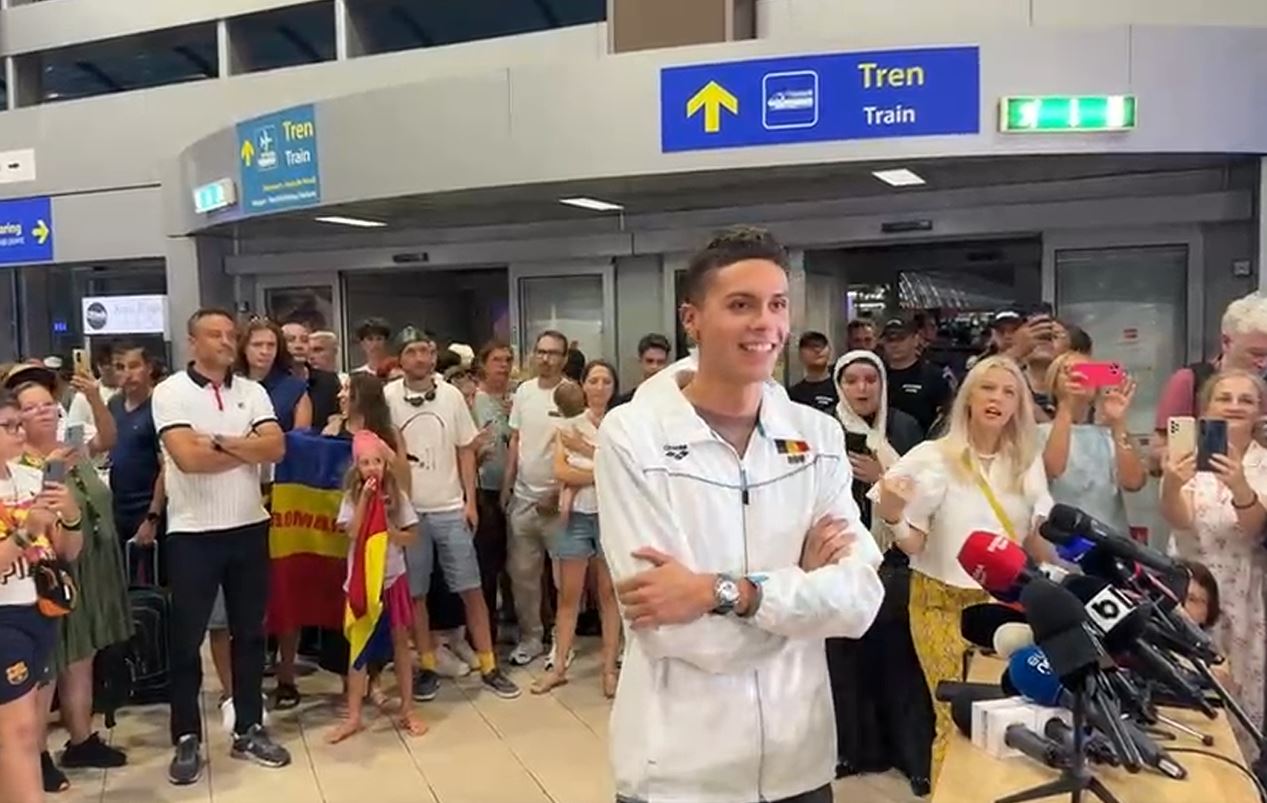 LIVE Campionul David Popovici, întâmpinat pe Aeroportul Henri Coandă de oficialități, familie, prieteni, colegi și susținători