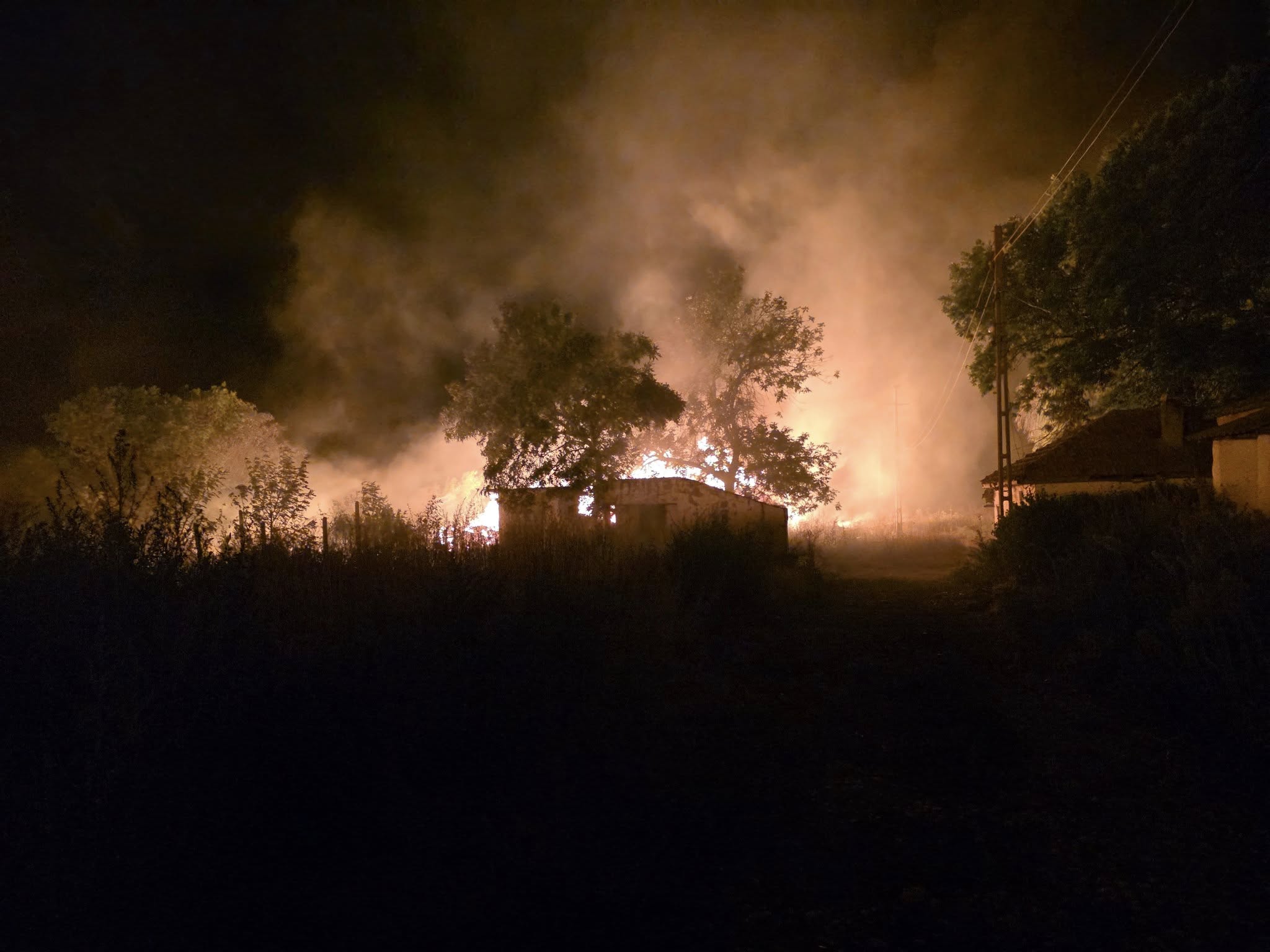 VIDEO INCENDIU puternic în Lipnița, în zona Fermei 7. Este al treilea foc izbucnit în comună astăzi