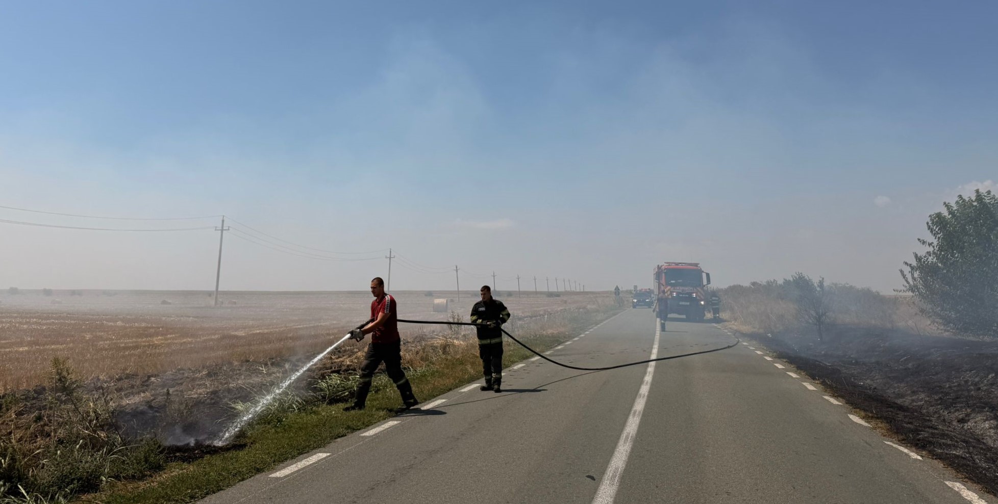 ALERTĂ pe DJ 308, între Lanurile și Ciocârlia. Arde o camionetă cu deșeuri. Focul s-a extins la vegetație