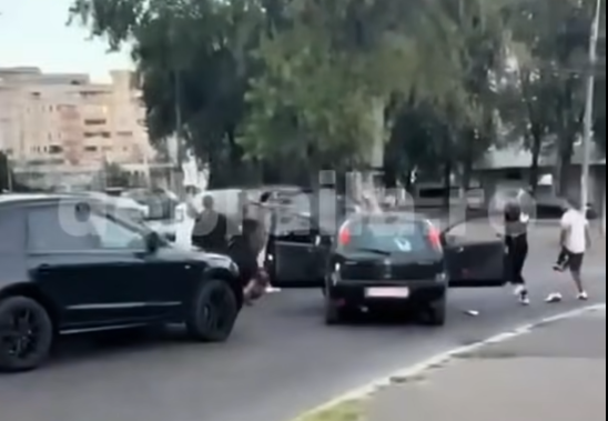 VIDEO Bătaie cu săbii și topoare în mijlocul unei străzi din Brăila. Un bărbat și o femeie au fost agresați. Polițiștii îi caută pe atacatori