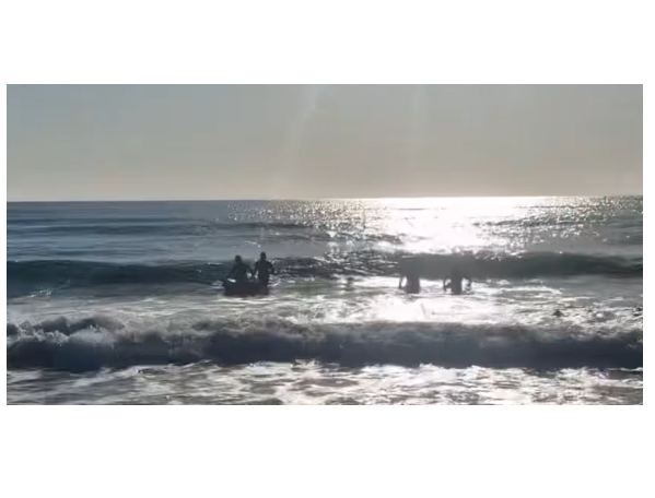 VIDEO Alertă pe plaja din Eforie! Doi tineri care s-au aventurat în mare pe un colac gonflabil, la un pas de înec