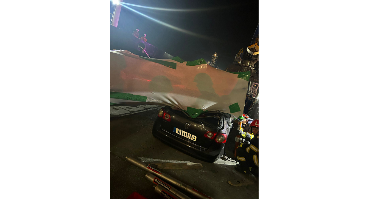 Piciorul unei macarale s-a PRĂBUȘIT peste o mașină, în Portul Constanța: Șoferul autoturismului a fost prins în interior