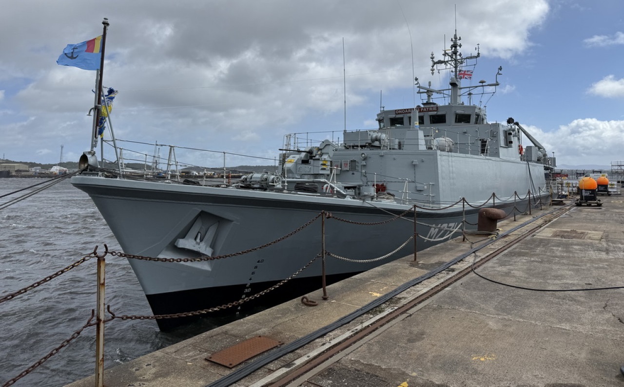 FOTO Vânătorul de mine M 271 Căpitan Constantin Dumitrescu a intrat în serviciul Forțelor Navale Române. Ceremonia militară a avut loc în Scoția
