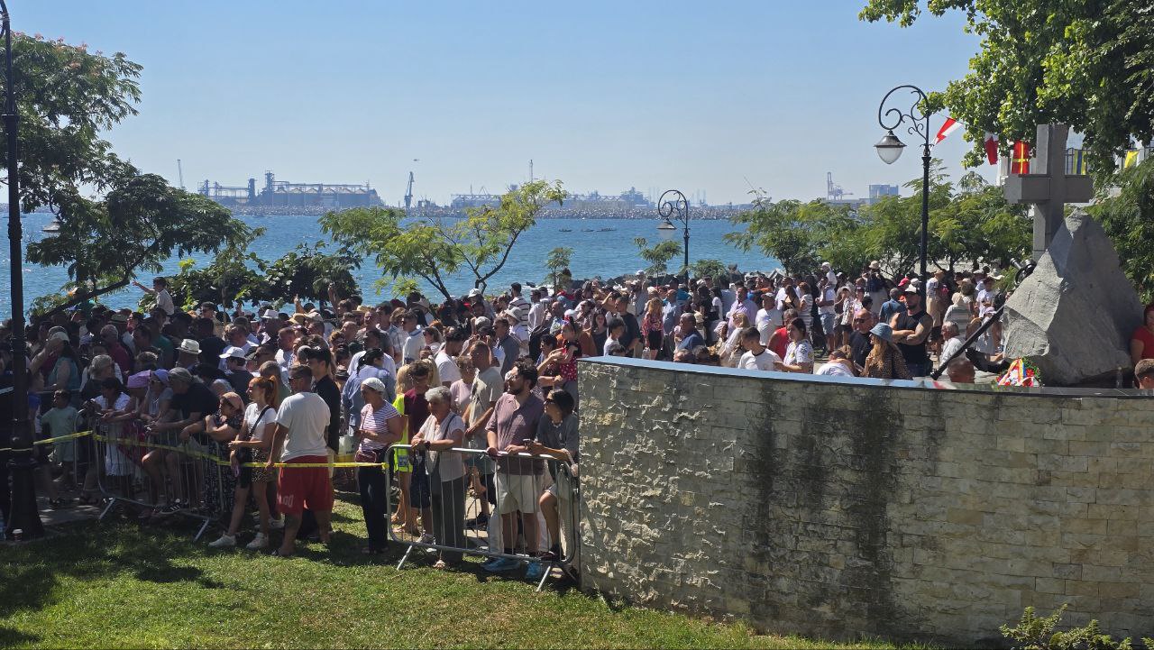FOTO VIDEO Mii de turiști și constănțeni au participat astăzi la festivitățile organizate de Ziua Marinei
