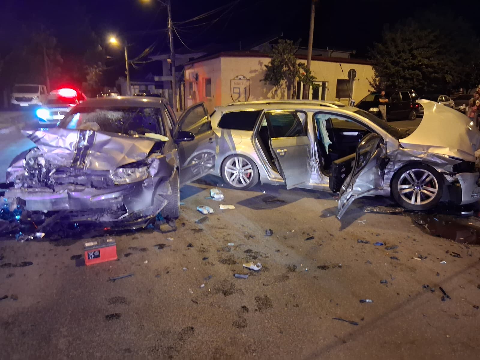 FOTO Accident în Constanța: două autoturisme s-au ciocnit la intersecția străzilor Meșterul Manole și Mugurului