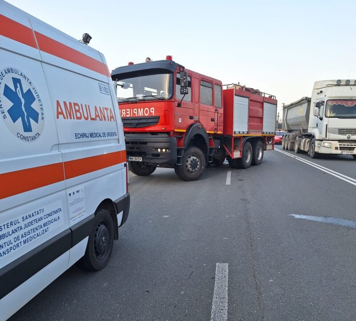 Accident GRAV la ieșire din Lumina spre Tulcea, în Vinerea Mare! Sunt 3 mașini implicate
