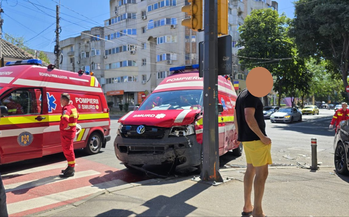 FOTO VIDEO Accident cu o autospecială SMURD și un BMW, la intersecția de la Capela Militară!
