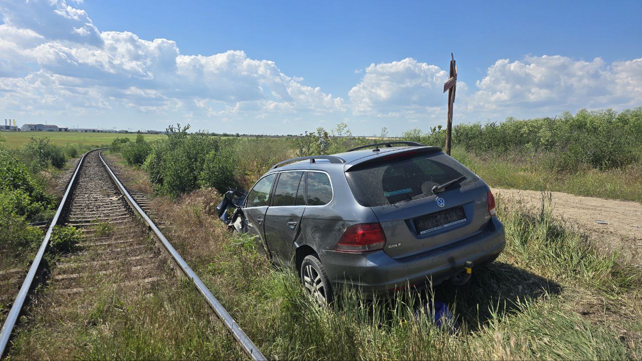 Incident feroviar: o mașină a fost acroșată de un tren la Târgușor
