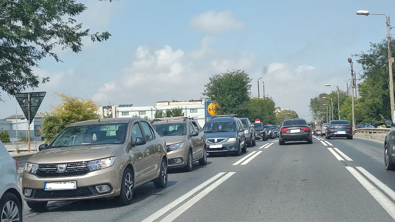 FOTO Trafic de coșmar, duminică, pe litoral: cozi kilometrice între Constanța și Mangalia