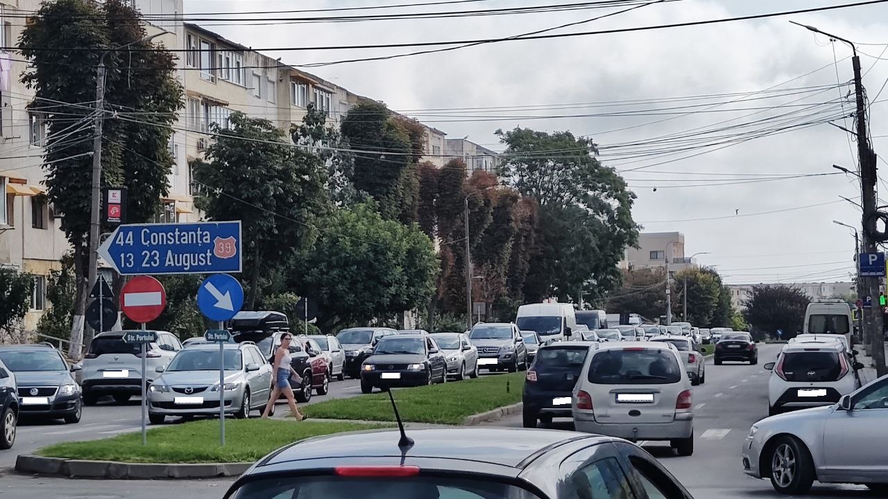 FOTO VIDEO Ambuteiaj la ieșire din Mangalia spre Vama Veche: cozi kilometrice și nervi întinși la maxim