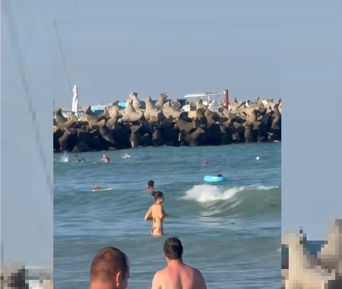 VIDEO Alertă pe plaja din Eforie Nord: un copil dus de valuri în larg a fost recuperat de salvamari