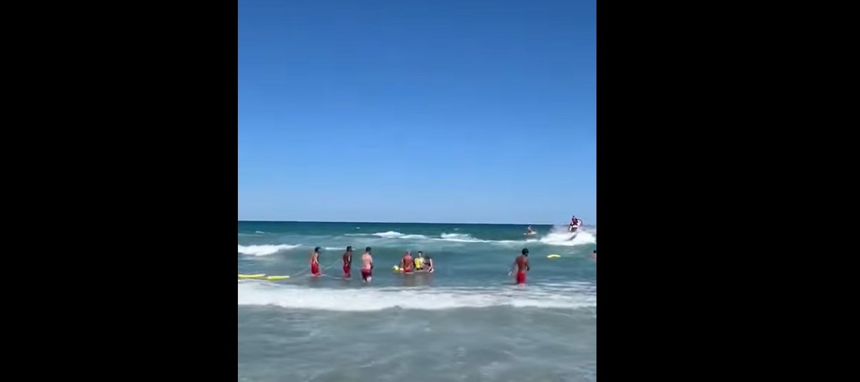 VIDEO Intervenție contra cronometru pe plaja Gloria, din Eforie! Salvamarii se luptă să salveze din valuri o familie de turiști